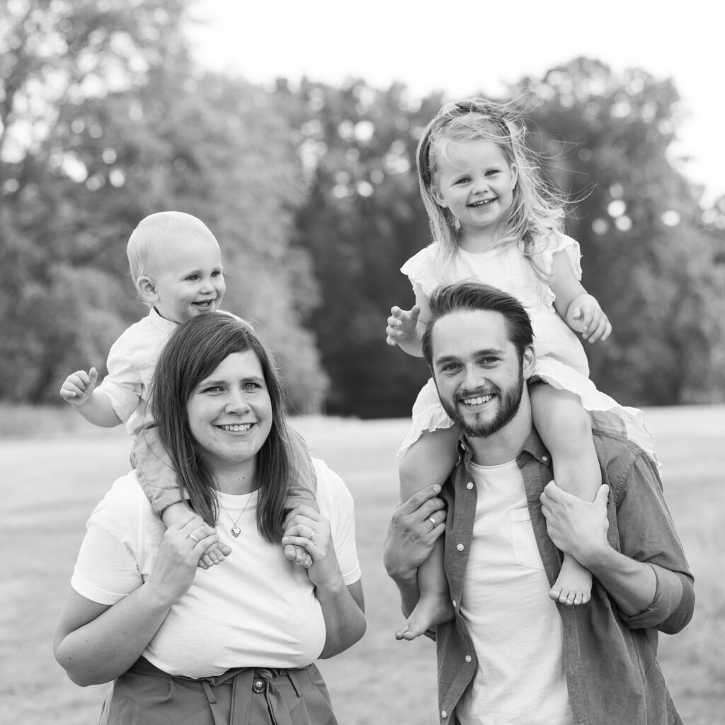 Familienportrait mit zwei kleinen Kindern im Jenischpark in hamburg