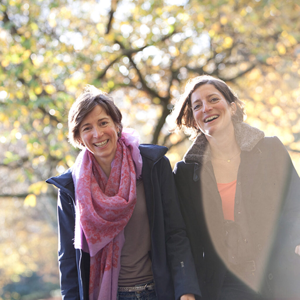 lachendes Schwesternportrait an der Alster