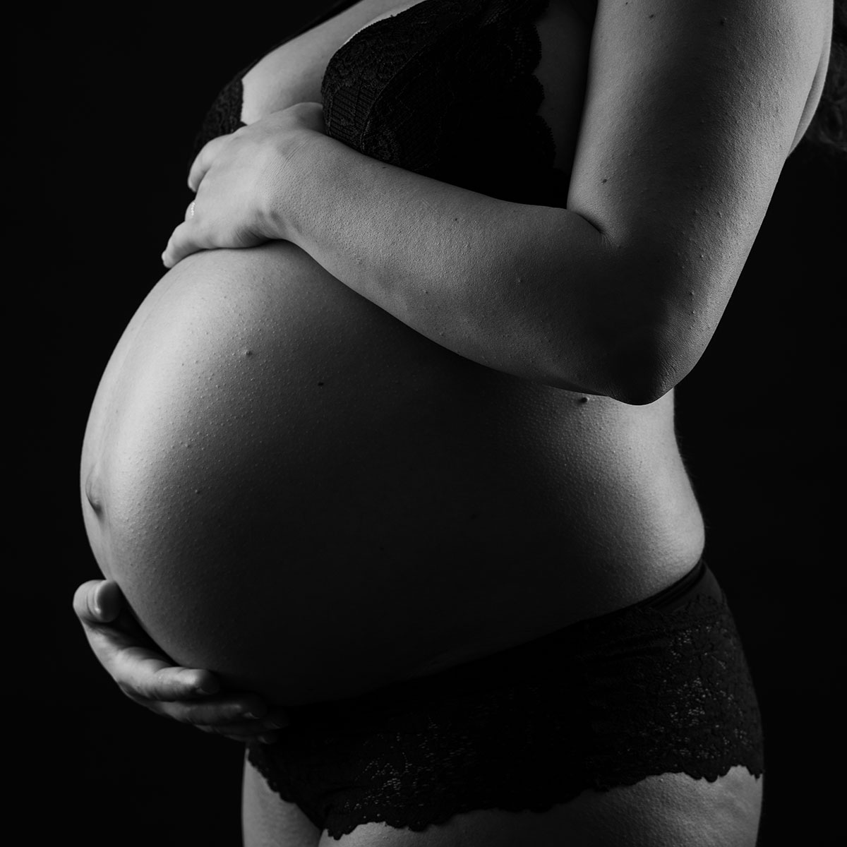 Babybauch Studiofoto mit Scherenlicht, eine schöne Rundung