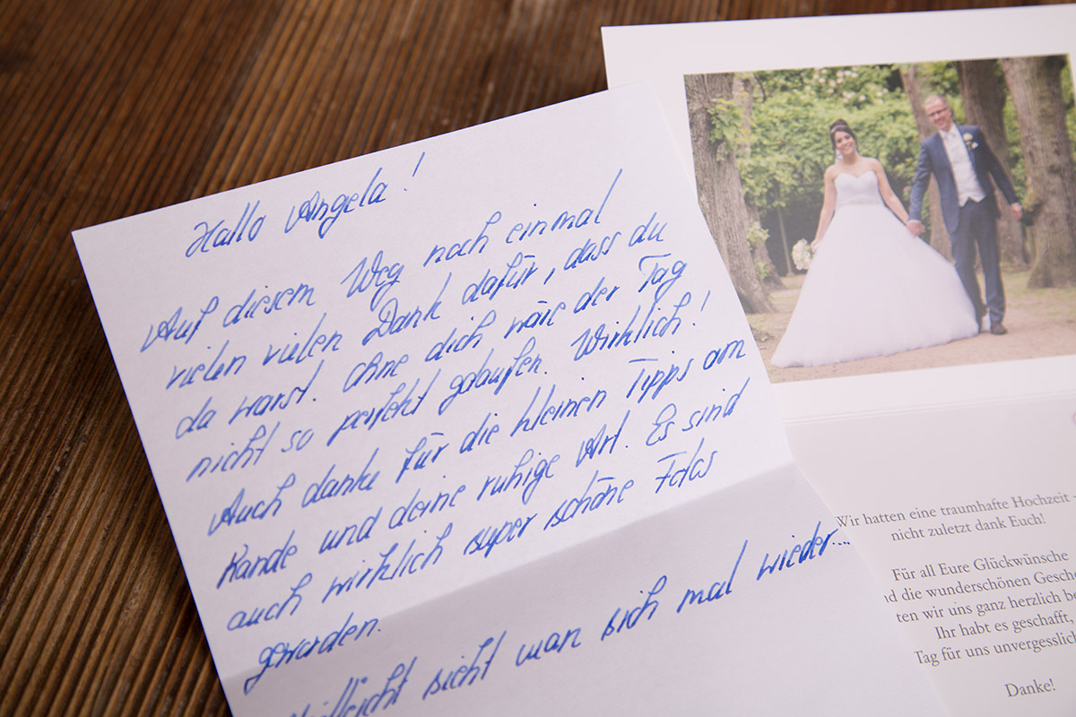 dankeskarte mit persönlichem text von einem brautpaar an die hochzeitsfotografin